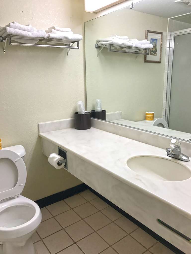 Americas Best Inn & Suites Urbana Room photo