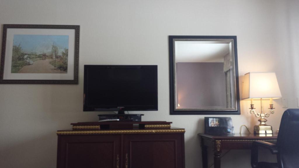 Americas Best Inn & Suites Urbana Room photo