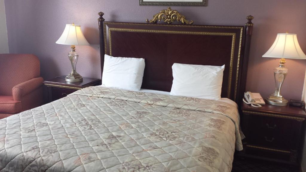 Americas Best Inn & Suites Urbana Room photo
