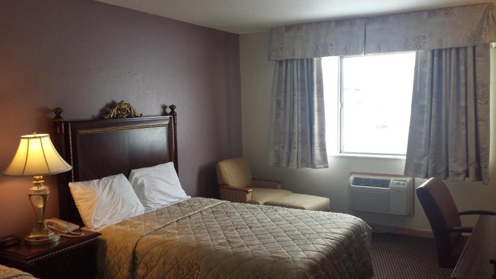 Americas Best Inn & Suites Urbana Room photo