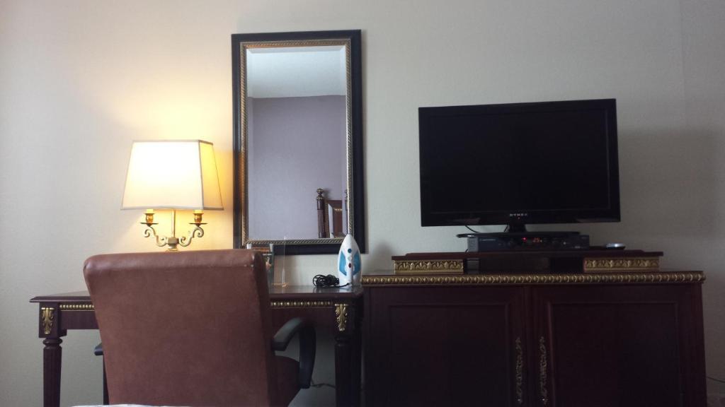 Americas Best Inn & Suites Urbana Room photo